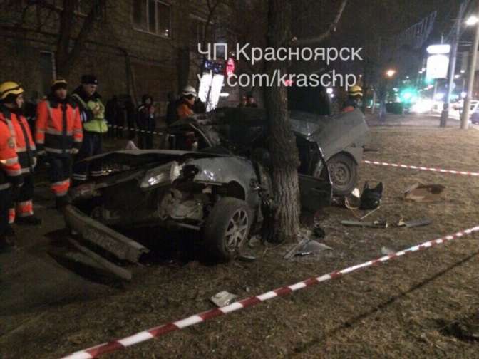 В Красноярске шофёр ВАЗа вылетел на красный и разбился о дерево