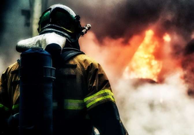 Бригада МЧС спасла 13 человек из пожара на юго-западе столицы