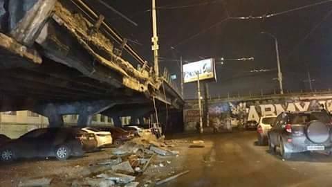 В Киеве обрушилась часть Шулявского моста, через который проходит главная автомагистраль
