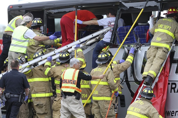 США: грузовой состав столкнулся с автобусом. есть жертвы и раненые