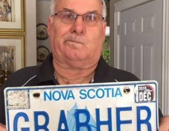 Фамилию канадца посчитали «оскорбительной» и отняли именной номер для авто
