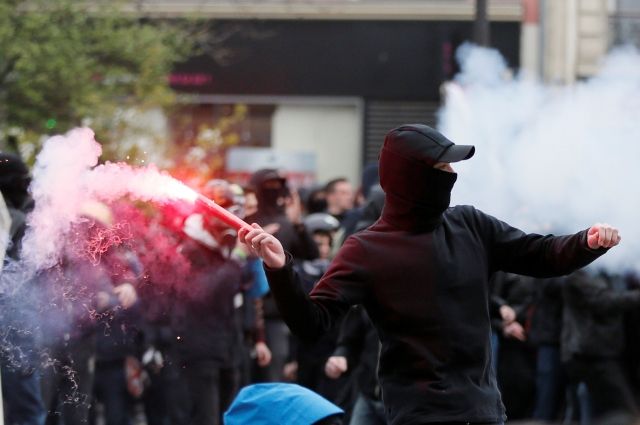 В столице франции тысячи демонстрантов вышли на акцию против насилия со стороны милиции