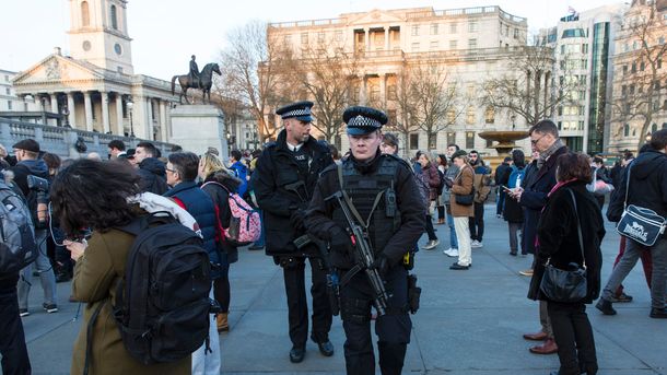 Размещено видео эвакуации английского премьера Терезы Мэй при теракте в столице Англии