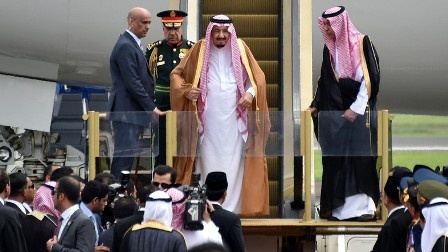 Монарх Саудовской Аравии берет с собой в Индонезию 450 тонн багажа