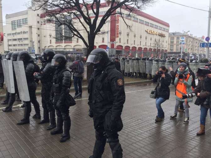 На акции оппозиции в Минске задержано как минимум сотни человек