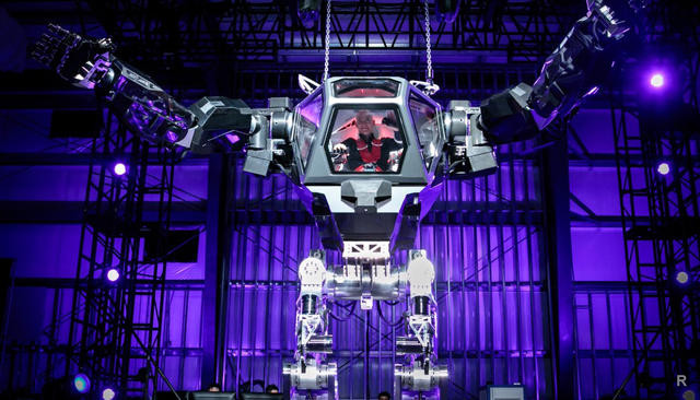 Руководитель Amazon испробовал гигантского человекоподобного робота