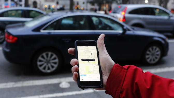 Uber отказалась от использования собственной программы, блокирующей заказ такси от чиновников