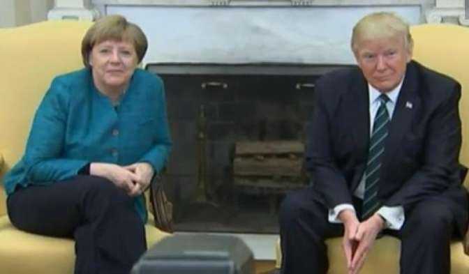 Дональд Трамп отказался пожать руку Ангеле Меркель