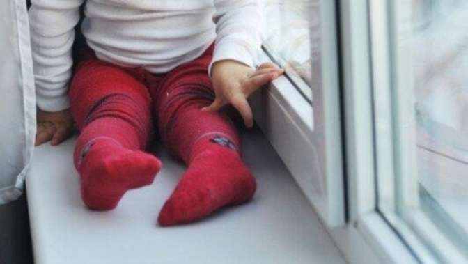 Четырехлетняя девочка выпала из окна 3-го этажа в Петербурге