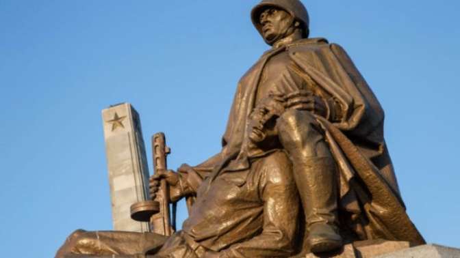 Вандалы осквернили мемориал советским солдатам в Варшаве