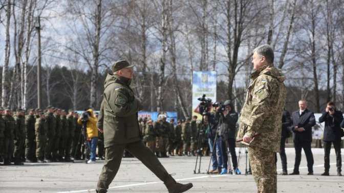 Порошенко присвоил звание Героя Украины погибшему нацгвардейцу — приостановил танковое нашествие