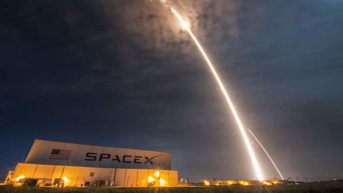 В течении следующего года два человека побывают на Луне — SpaceX