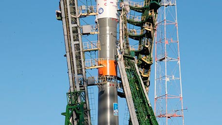 На «Гагаринской» стартовой площадке Байконура установили космический корабль «Союз МС-04″‍