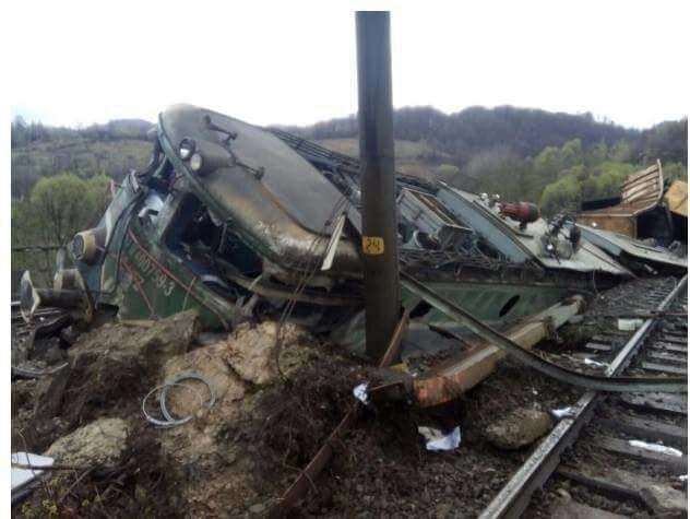 В Румынии при сходе грузового состава с рельс погибли два машиниста