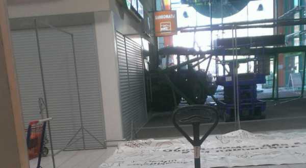В Ярославле трактор въехал внутрь гипермаркета через закрытую дверь