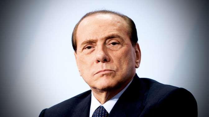 Берлускони упал дома и разбил губу