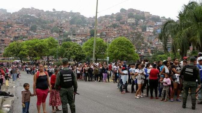 В Венесуэле акции оппозиции переросли в столкновения с полицейскими