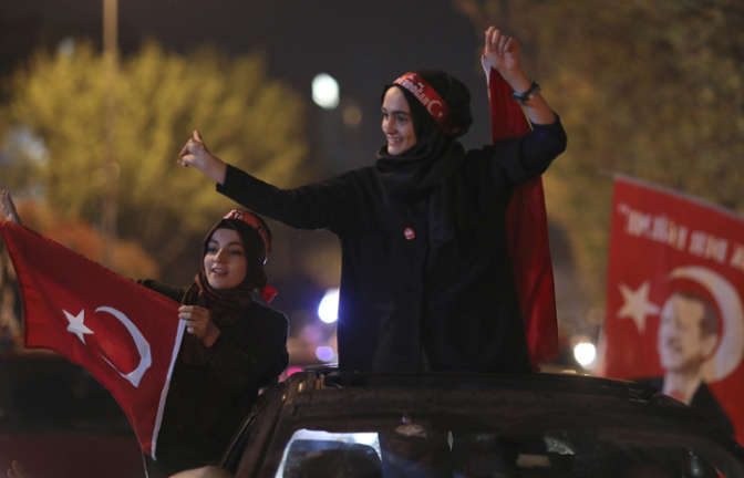 Турецкие избиратели высказались в поддержку поправок в конституцию республики