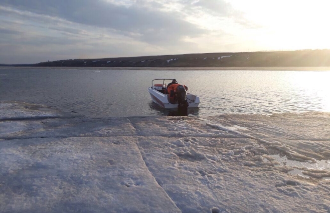 В Татарстане с дрейфующей льдины спасли рыбаков