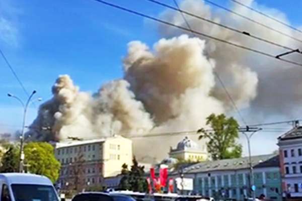 В центре столицы, в Лубянском проезде, загорелось выселенное строение
