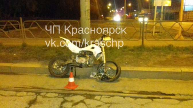 В Красноярске нетрезвый несовершеннолетний мотоциклист врезался в иномарку