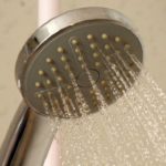 Горячую воду пока не отключают в домах столицы из-за холодной погоды