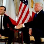 Макрон пытался вырваться из непоколебимого рукопожатия Трампа на саммите НАТО