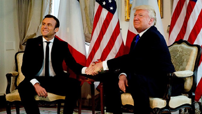 Макрон пытался вырваться из непоколебимого рукопожатия Трампа на саммите НАТО