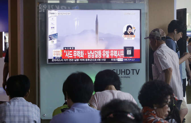 КНДР неожиданно запустила неизвестную ракету на высоту 2000 км