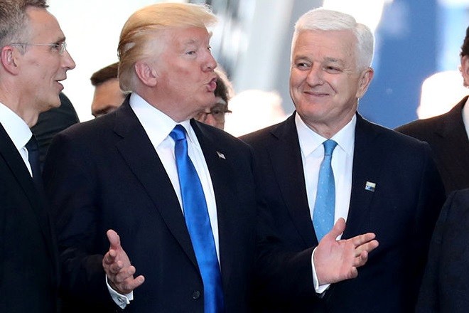 Трамп грубо отодвинул премьера Черногории, чтобы встать рядом с главой НАТО