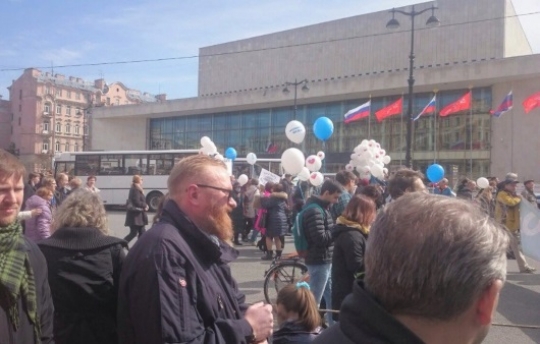Депутат Милонов пытался подраться с активистами на первомайском шествии в Петербурге