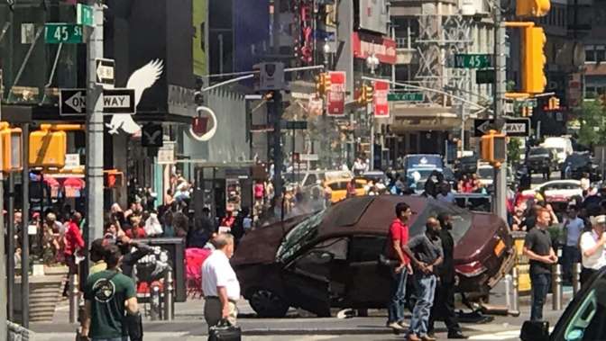 Автомобиль протаранил пешеходов на площади Таймс-Сквер в Нью-Йорке