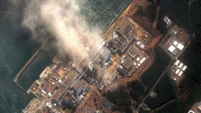 В аварийной зоне близ АЭС «Фукусима-1» третьи сутки сражаются с огнём