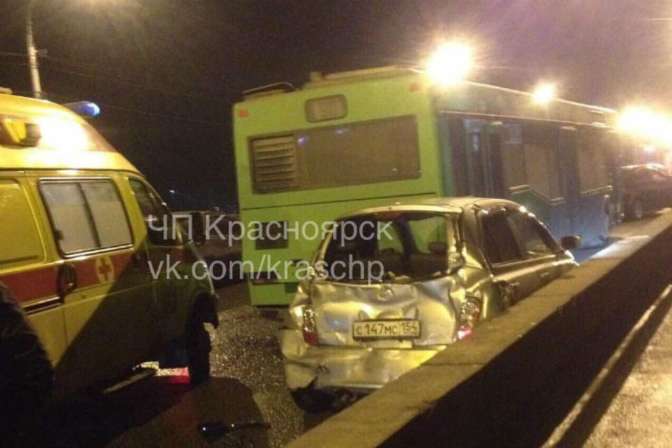 ДТП на Коммунальном мосту в Красноярске: два автобуса зажали иномарку