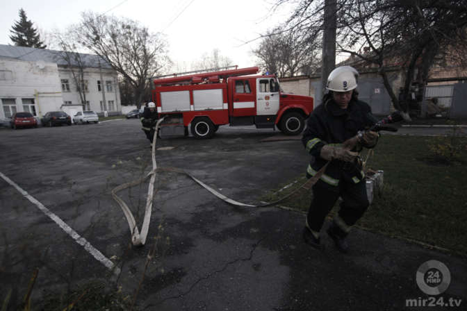 МЧС: cотрудники экстренных служб эвакуировали 25 человек из-за пожара в жилом доме в столице РФ