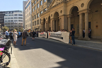 Полсотни протестующих попытались пробраться в строение Минюста ФРГ в Берлине