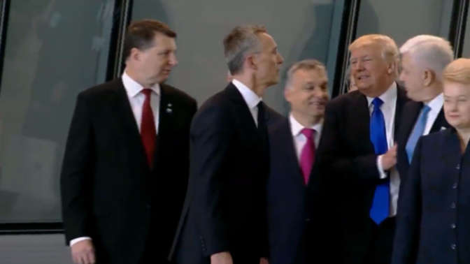 Трамп грубо оттолкнул премьера Черногории на саммите НАТО