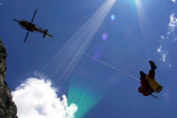 Три человека сорвались в ущелье со спасательного вертолета в Австрии