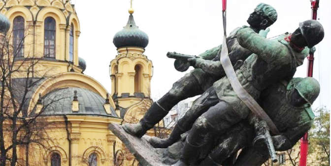 В Польше снесут не менее 400 советских монументов