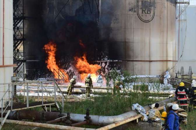 Пятеро пожарных пострадали во время тушения огня на нефтебазе в Шымкенте
