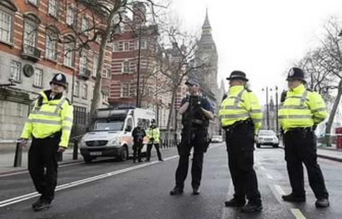 Теракты в столице Англии: Charlie Hebdo оставил Терезу Мэй без головы
