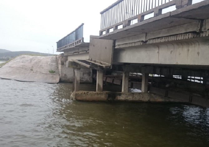 4 человека пострадали при обрушении моста в Челябинской области