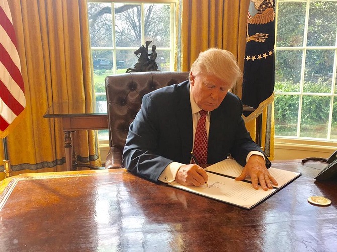 Госдеп объявил о готовности выполнить иммиграционный указ Трампа