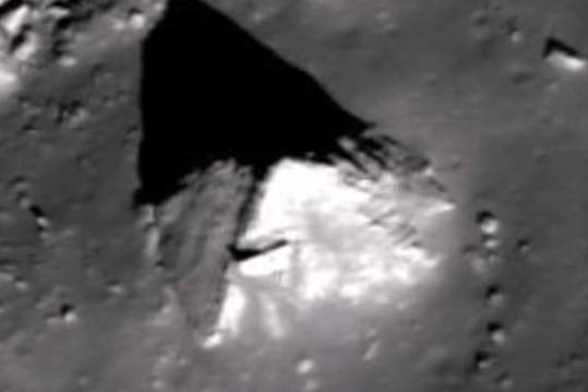 Уфологи обнаружили на Луне искусственно созданную старинную пирамиду