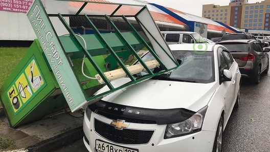 Шторм нанёс собственникам авто в столице России вред в 200 млн руб.