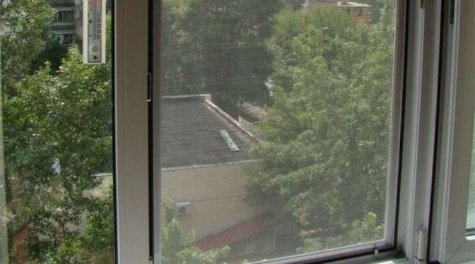 В Омске 4-летний ребёнок забрался на подоконник и выпал из окна