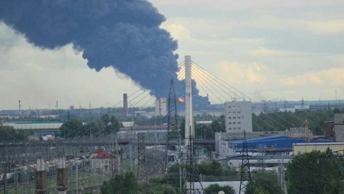 Под Петербургом потушили пожар лакокрасочном заводе