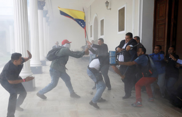 Сторонники Мадуро ранили депутатов парламента Венесуэлы