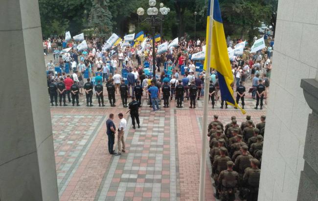 Под зданием Верховной Рады начались столкновения