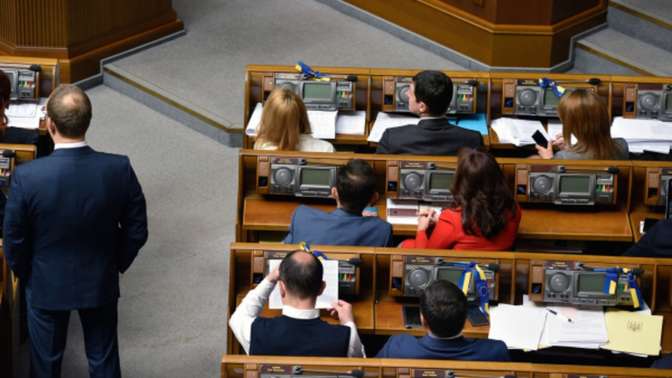 Практически половина украинцев высказалась за досрочные выборы в Раду